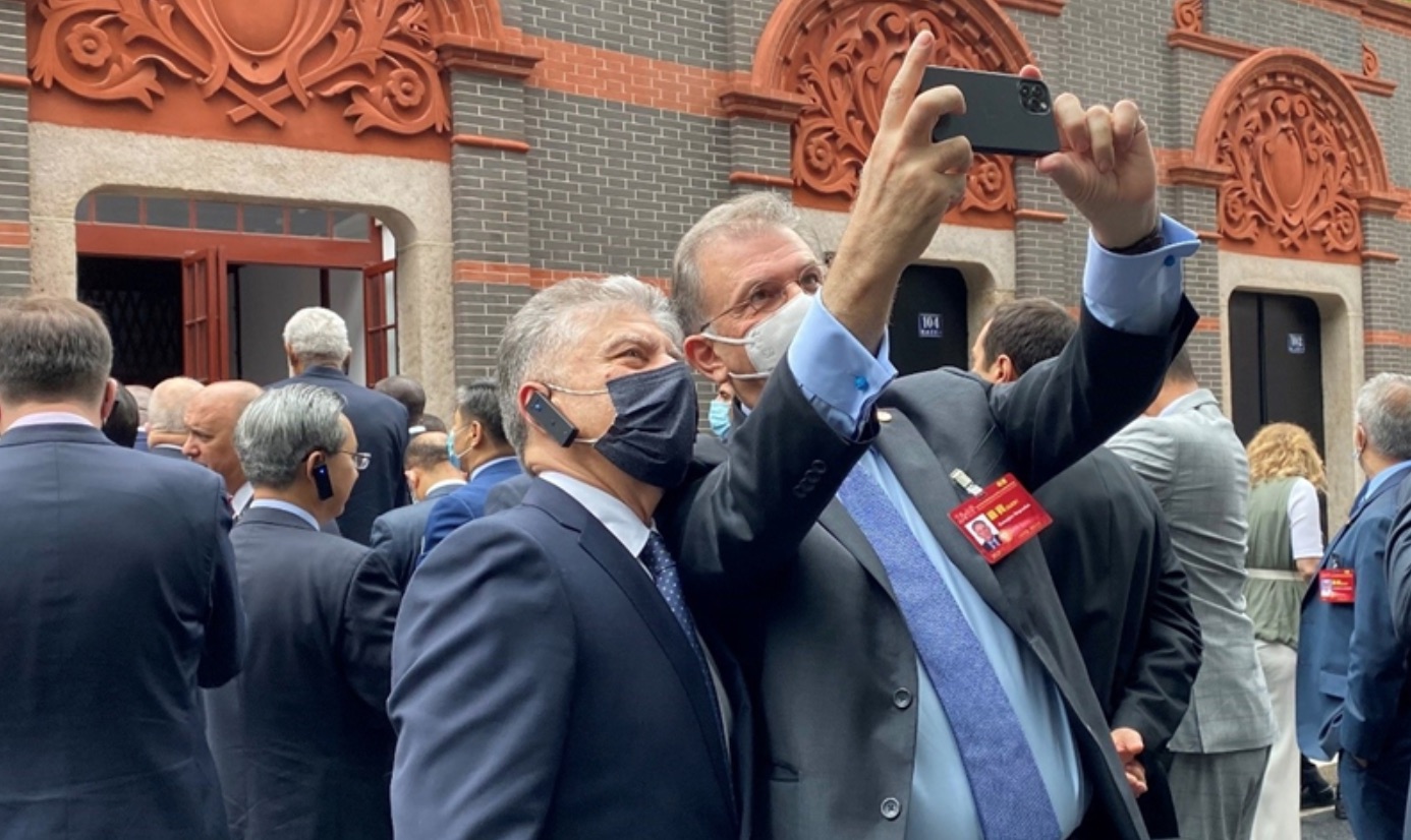 Des diplomates prennent un selfie devant le site du Premier Congrès national du PCC mercredi à Shanghai. 