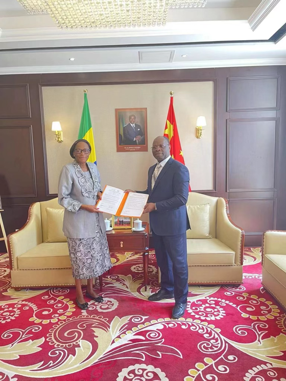 Visite à l'ambassade du Gabon en Chine de Mme Christine Mba Ndutume