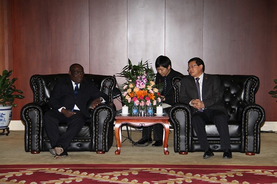 Entretien entre Monsieur Luc Oyoubi, Ministre de l'Economie, de l'Emploi et du Développement Durable et Monsieur le Vice Gouverneur de l'Eximbank China
